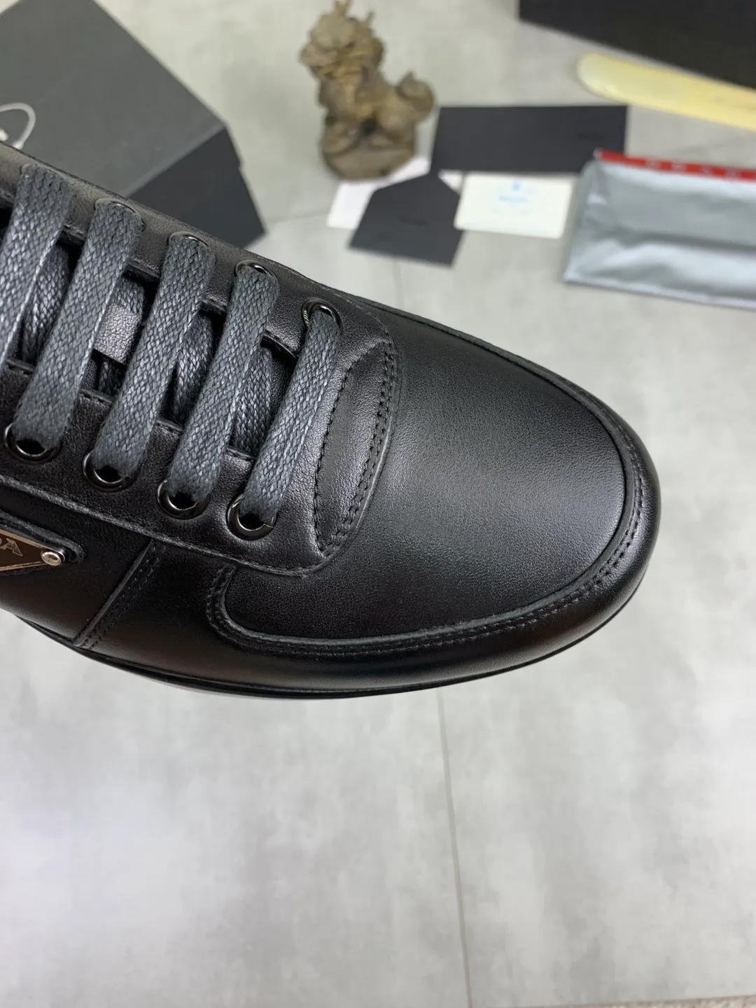 Men's men's shoes💰P580💰【New style】Top quality, classic popular models on the official website, timeless for a century,🆘 The trendy brand (Prada) mainly promotes popular models, avant-garde and versatile fashionable men's shoes, private version molding, cowhide surface splicing 1:1 oil edge processing... fashionable and simple, original imported cowhide interior cowhide feet; the atmosphere and personality are more fashionable, eye-catching and pursuing class. It will subvert old ideas and be a must-have for fashionistas who want to spend time with you! Must keep it! High-end comfort, high-end quality workmanship. Size: 38-44 Available in black. full package